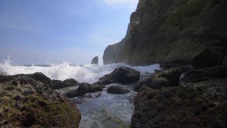 olas rompiendo sobre rocas