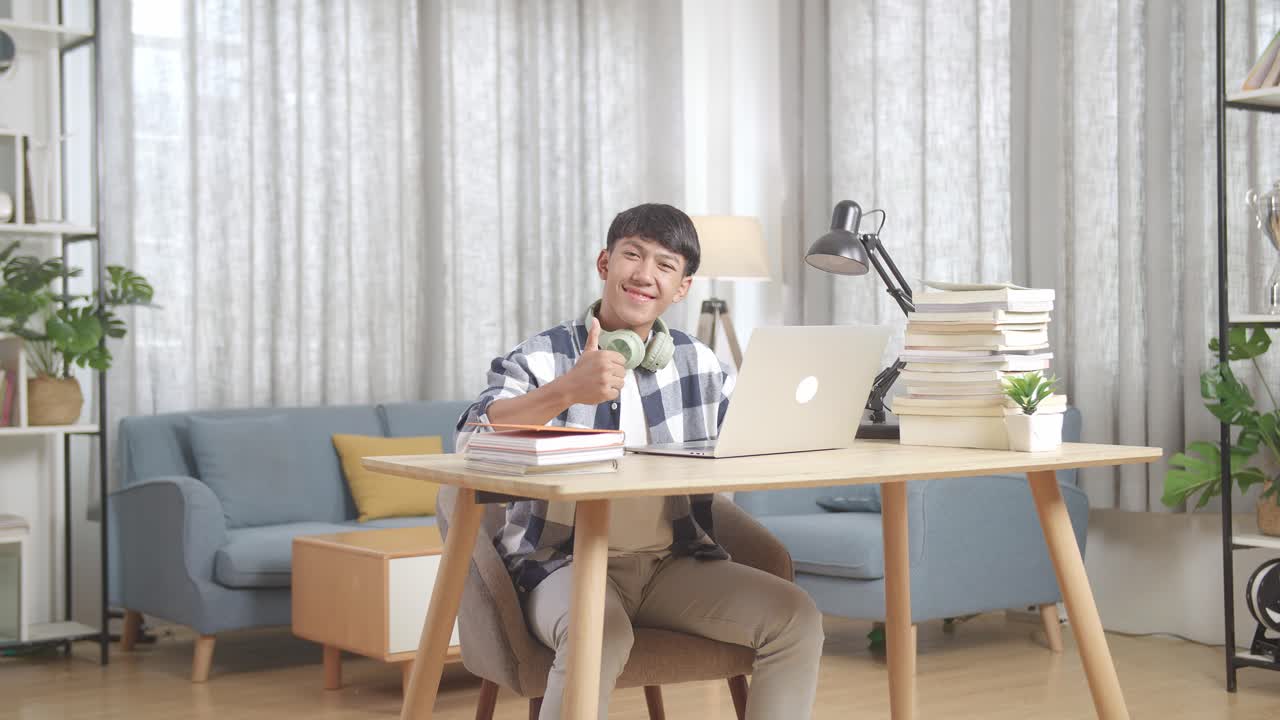 가정에서 공부하는 학생