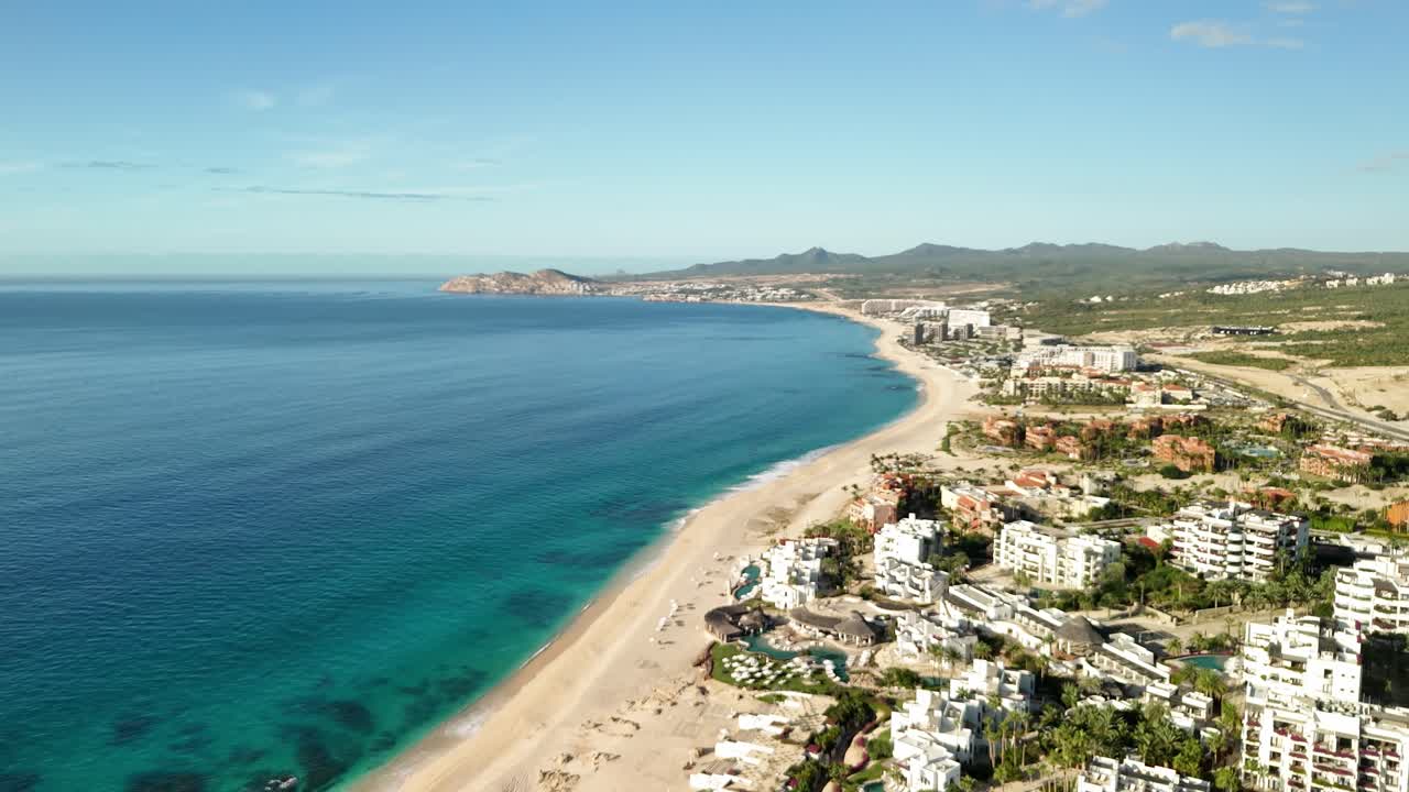 Splendida ripresa con drone di alcuni resort a Cabo San Lucas, Messico, vicino a San José del Cabo.