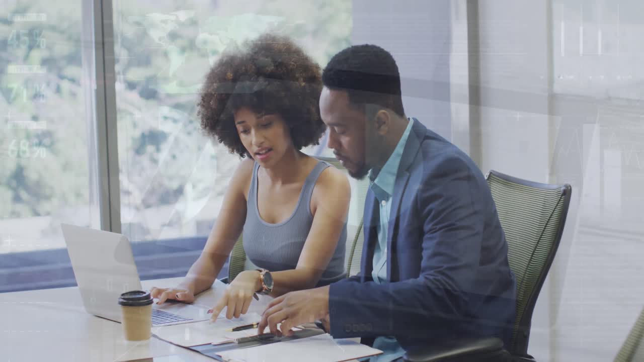 Animatie van de verwerking van financiële gegevens over verschillende zakenmensen in het kantoor