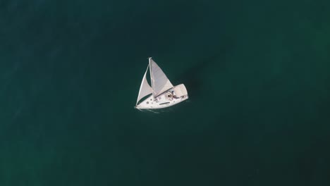 punto de vista del dron del velero