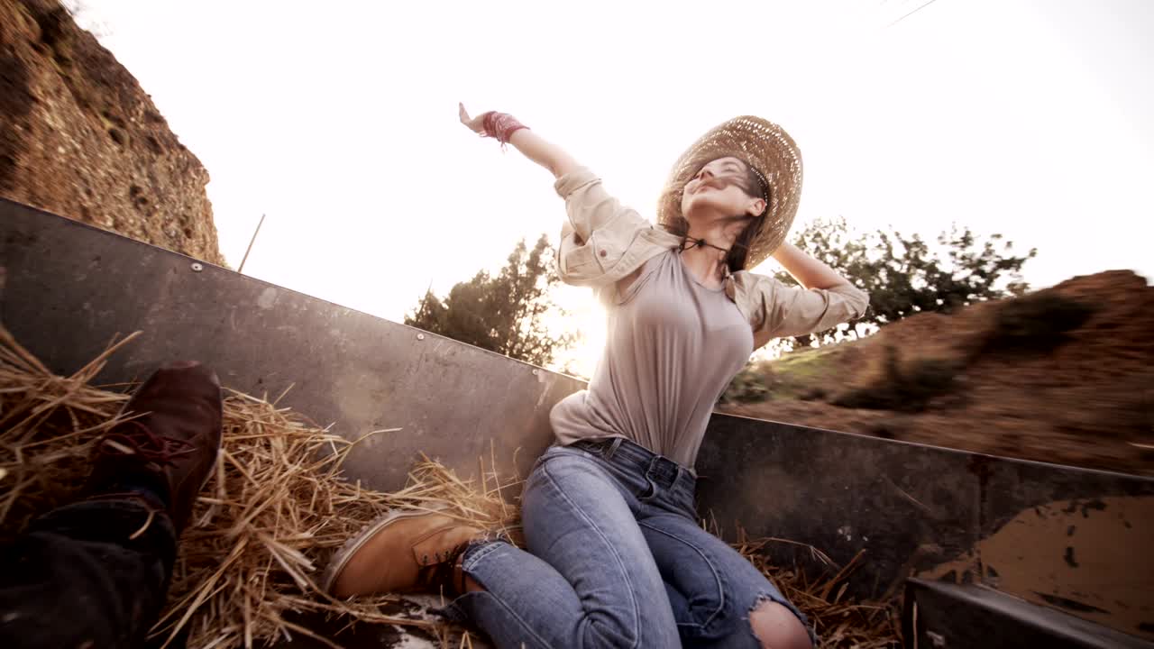 mujer con amigo en la parte de atrás de una camioneta