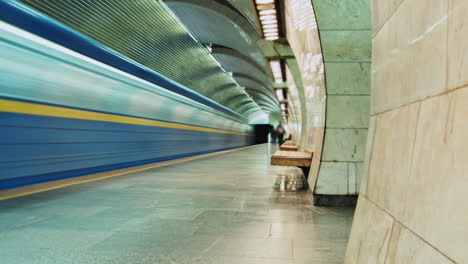 los trenes del metro llegan a la estación