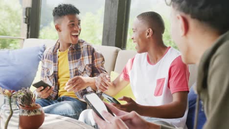 video de amigos adolescentes varones felices y diversos usando teléfonos inteligentes, cámara lenta