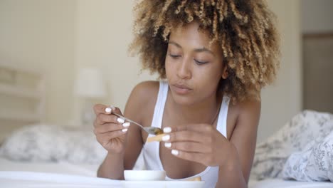 Mujer-Disfrutando-Del-Desayuno-En-La-Cama