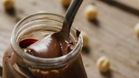 video de primer plano de un frasco de crema de chocolate sobre un fondo blanco