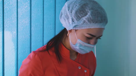 Trabajador-Médico-En-Uniforme-Y-Gorra-Se-Pone-Una-Máscara-Protectora