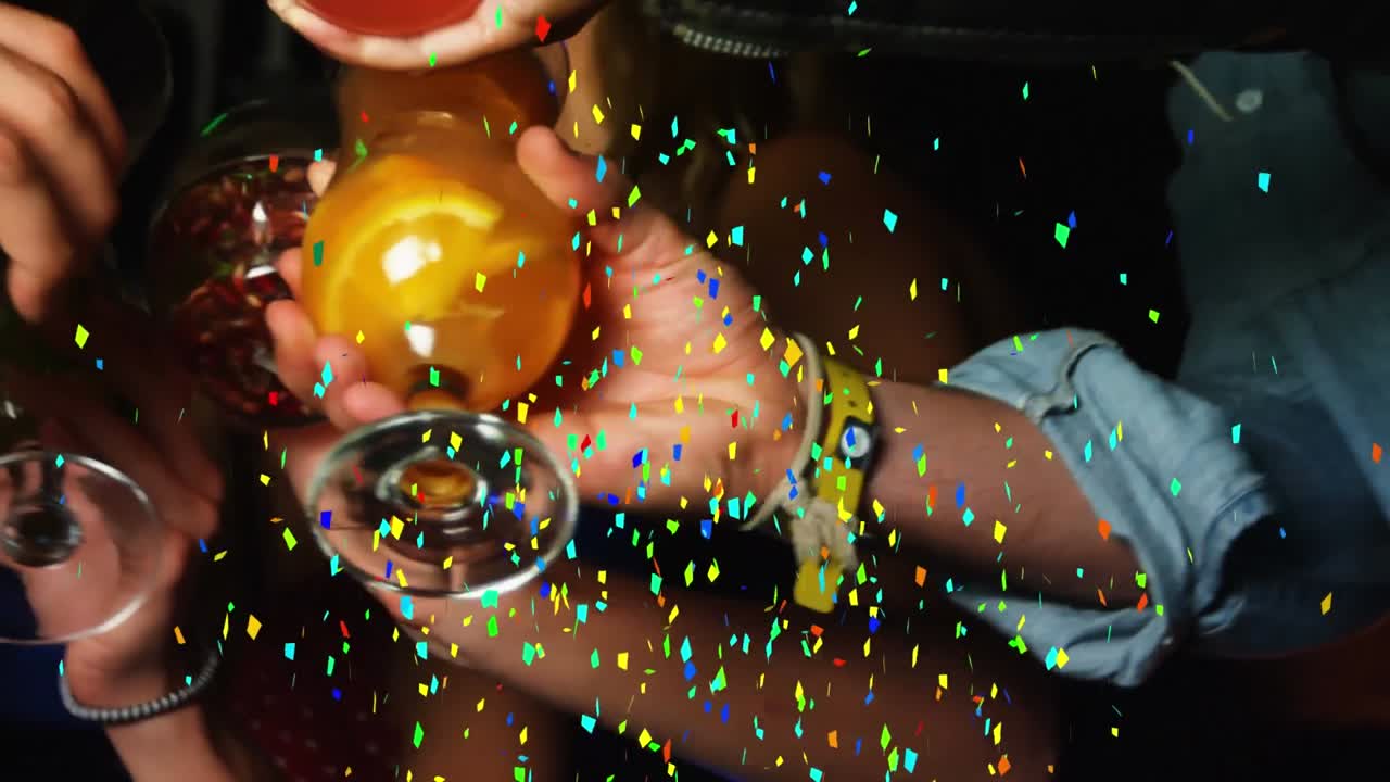 Confetti colorati che cadono su un gruppo di amici che brindano in un bar