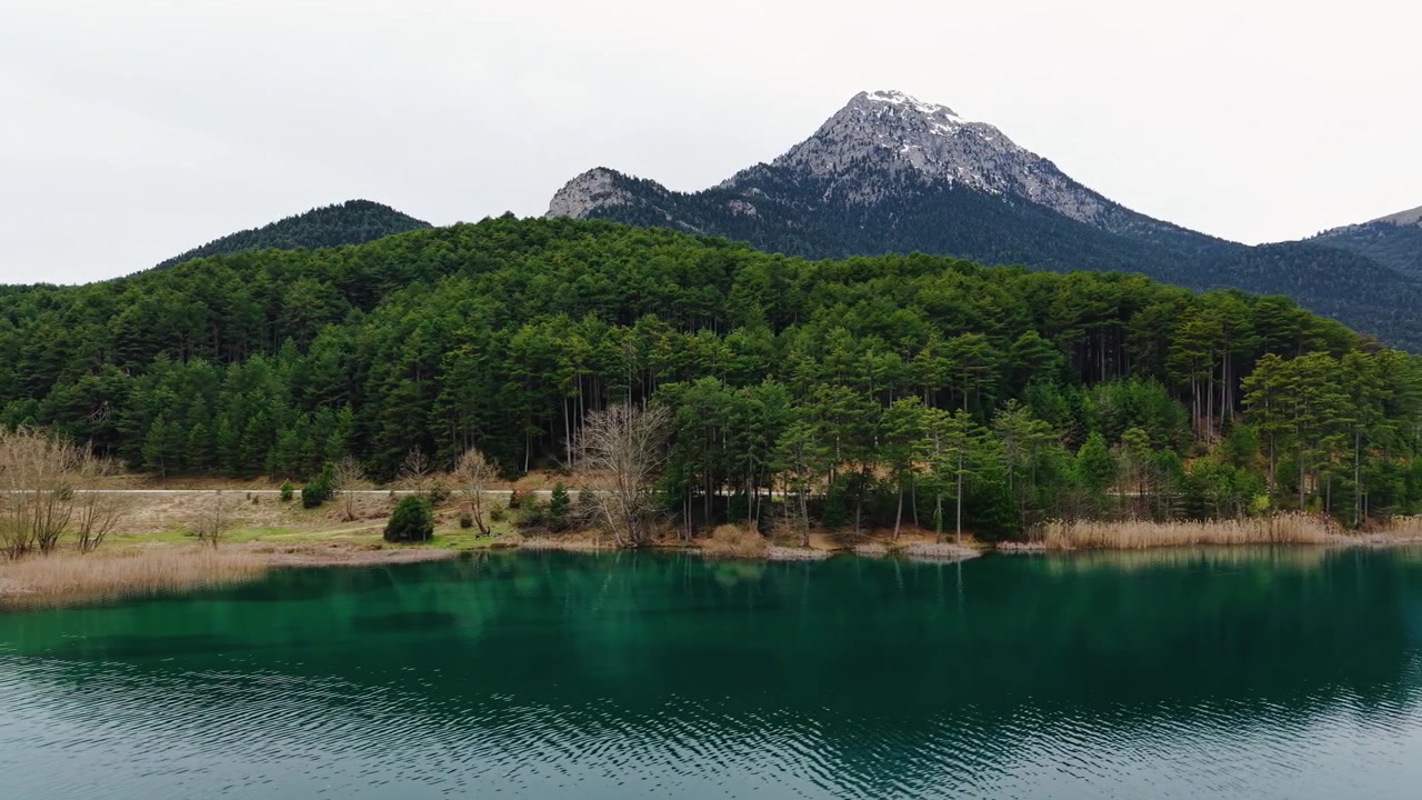 Letecký pohled na jezero Doxa, silnici, hory a lesní přírodní scenérii, Feneos, Korintie, Řecko.