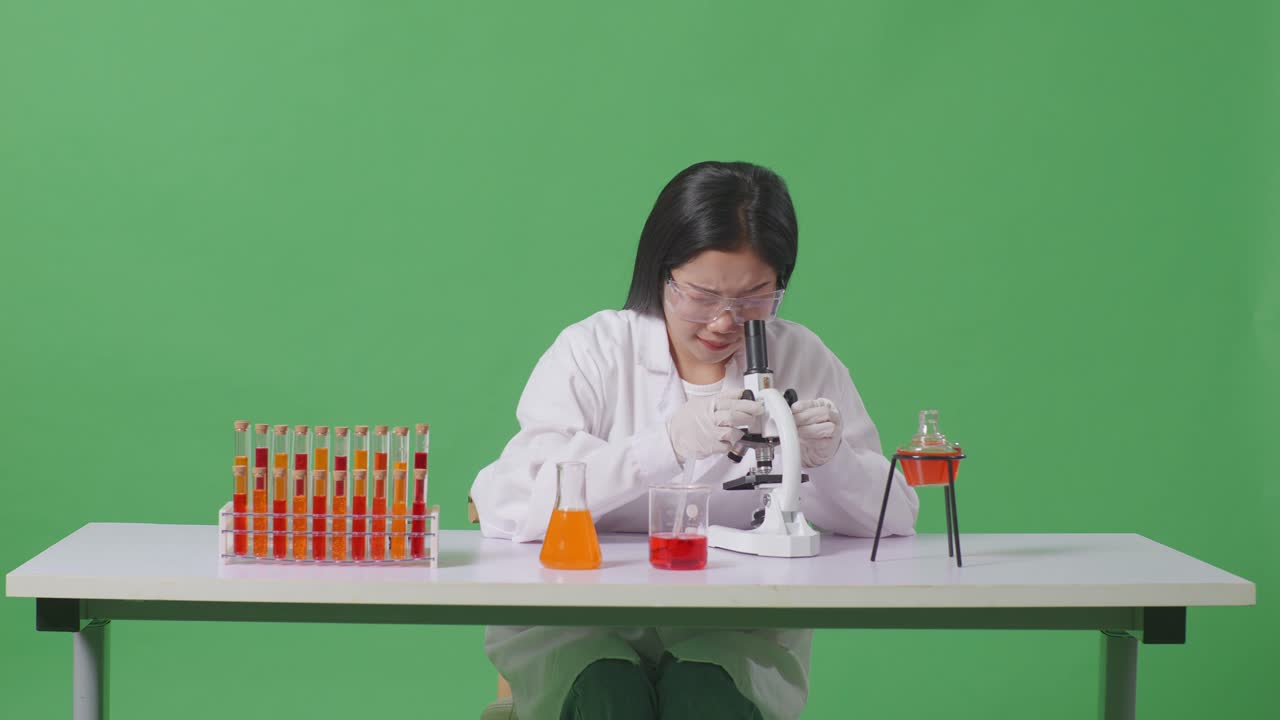 científico en un entorno de laboratorio