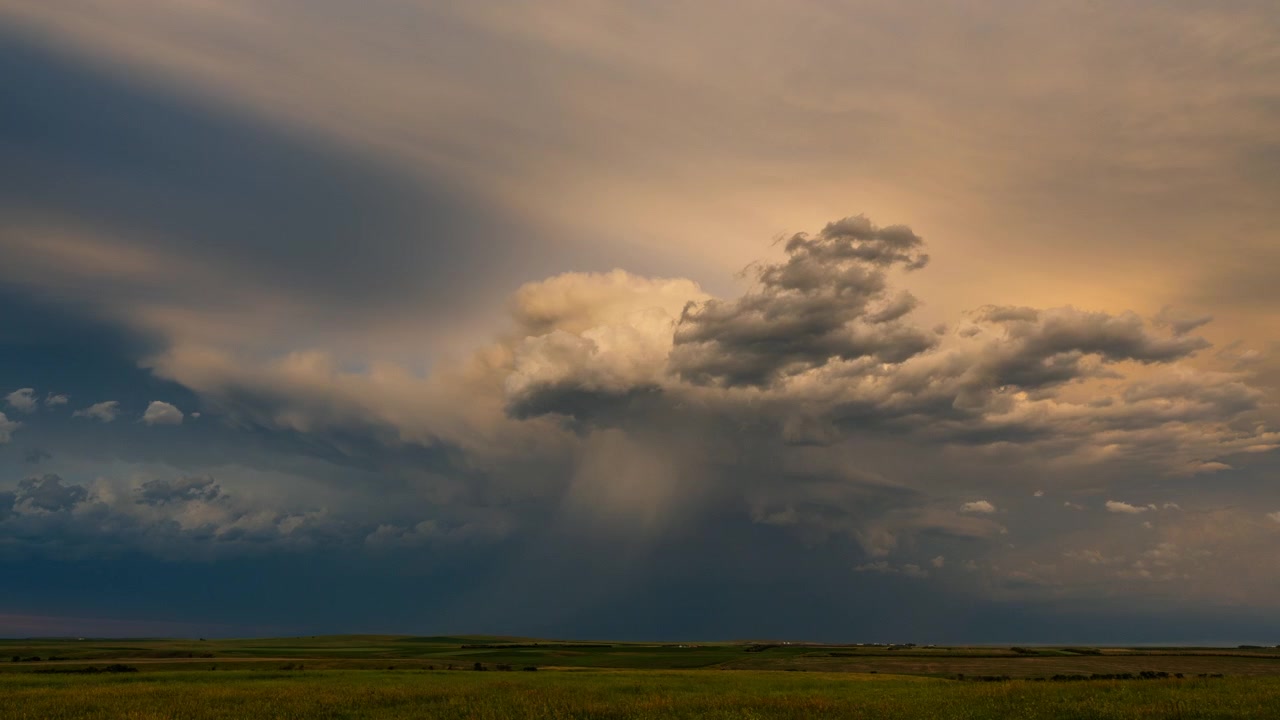 Solnedgangslys bryder igennem stormskyer efter kraftig regn