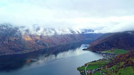 Dramatische-Tief-Liegende-Wolke-über-Einem-Sehr-Ruhigen-Attersee---Österreich