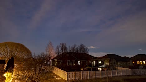 Del-Crepúsculo-A-La-Salida-De-La-Luna-Sobre-Un-Barrio-Suburbano---Lapso-De-Tiempo-De-Movimiento-Deslizante-Y-Panorámico