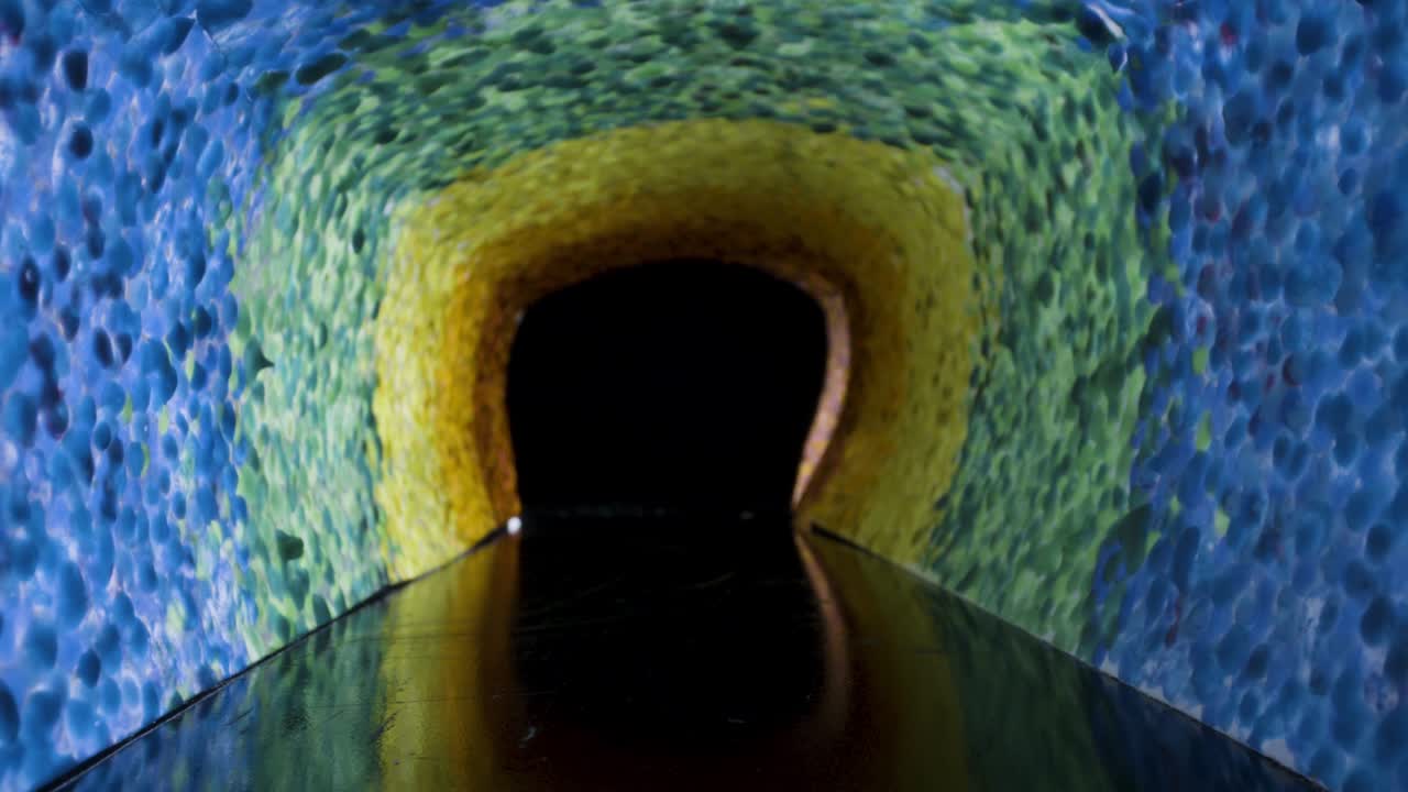 красочный радужный коридор туннель пешеходная дорожка слайдер выстрел путешествует через