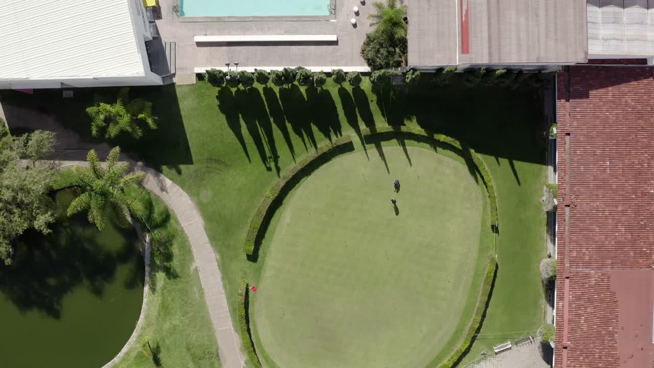 골퍼가 원형 녹색 골프 코스 휴가 공원, 공중  ⁇ 에 공을 넣고