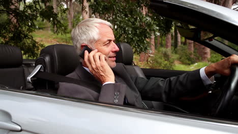 un hombre de negocios feliz al teléfono.