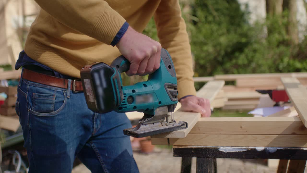 el patrón de madera se corta con una sierra de calar