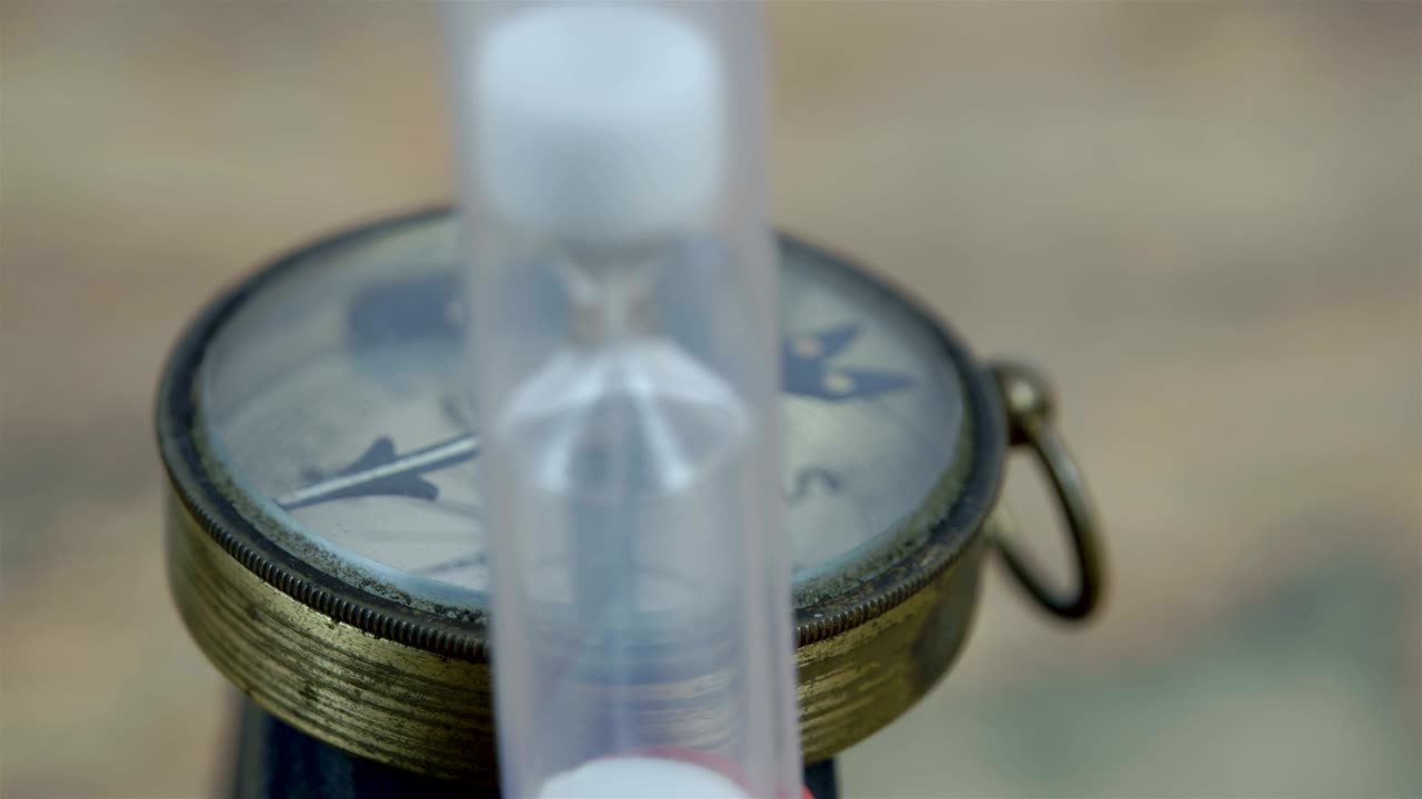 un reloj de arena cayendo lentamente arena