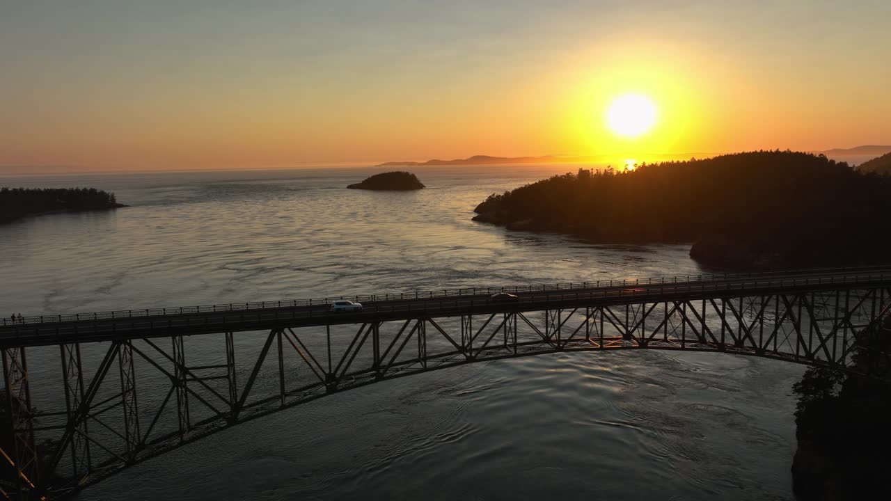 Vista aérea de Deception Pass conectando la isla Whidbey y la isla Fidalgo al atardecer