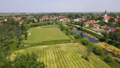 Grasbewachsener-Sportplatz-In-Szalkszentmarton,-Ungarn