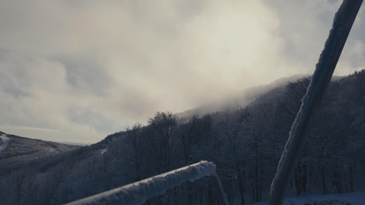 туманные горы на фоне облачного неба в горнолыжном курорте маунт-орфорд в квебеке, канада