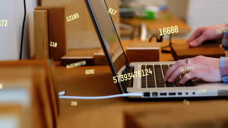 animación de procesamiento de datos sobre empresario caucásico usando computadora portátil en la oficina