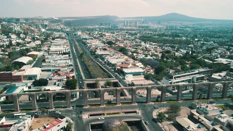 Vista-Aérea-De-La-Ciudad-De-Santiago-De-Querétaro-Y-Sus-Famosos-Arcos