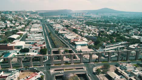 vista aerea de la ciudad de santiago de queretaro y sus famosos arcos
