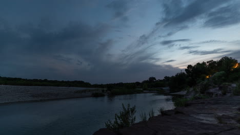 el lapso de tiempo de la puesta de sol en las colinas fuera de mason, texas