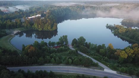 Vuelo-Temprano-En-La-Mañana-Sobre-El-Lago-Raleigh