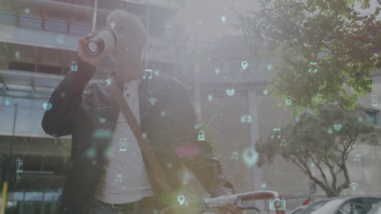 animación de iconos de las redes sociales sobre un hombre mayor bebiendo café