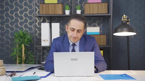hombre de negocios desmotivado infeliz y aburrido.