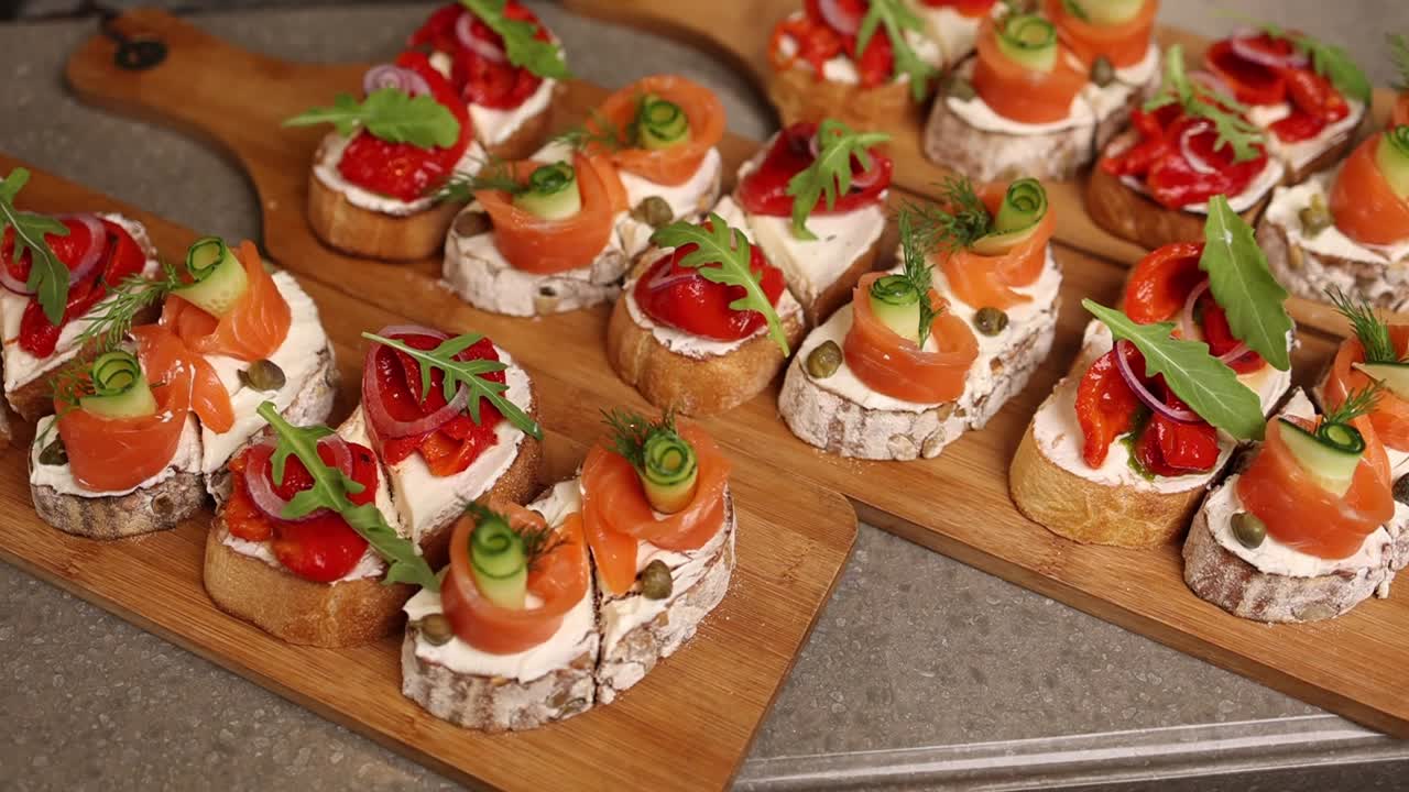 canapés elegantes de salmón y pimienta roja asada