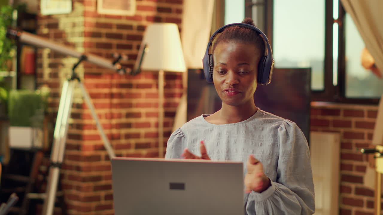 el profesional independiente habla con la gente por videoconferencia