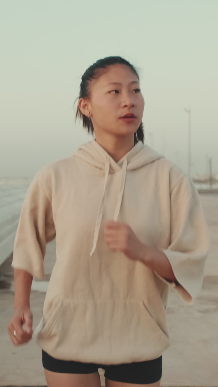 해변에서 달리는 여자