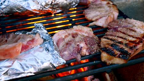 Fiesta-De-Barbacoa-Coreana-A-La-Parrilla-Afuera-Durante-El-Campamento-En-Un-Viejo-Set-De-Barbacoa-Cocinar-Panceta-De-Cerdo-Coreana-En-Una-Parrilla-De-Barbacoa-Afuera-Para-Acampar