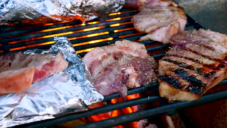fiesta de barbacoa coreana a la parrilla afuera durante el campamento en un viejo set de barbacoa cocinar panceta de cerdo coreana en una parrilla de barbacoa afuera para acampar