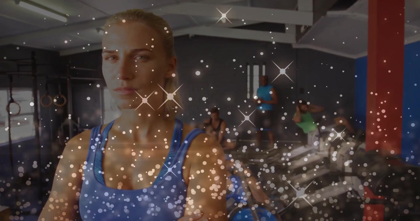 Femme en débardeur bleu soulevant des poids à la salle de sport, son mouvement générant des superpositions d'éclairs d'étoiles scintillantes, montrant sa forme.