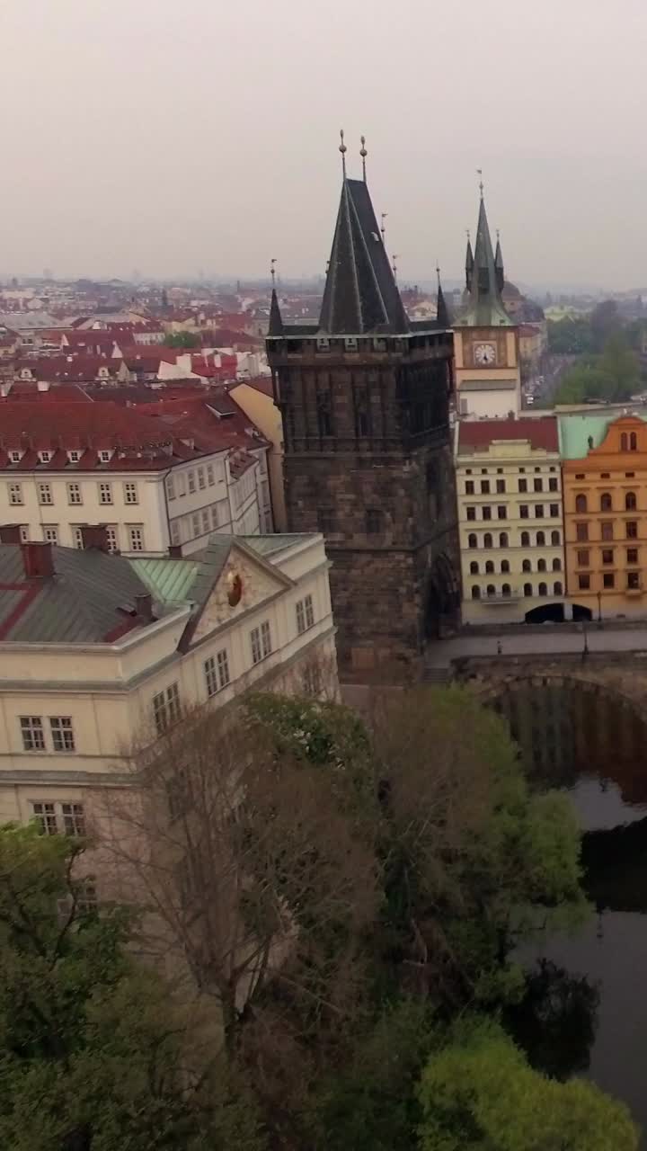 Veduta aerea della Torre del Ponte Carlo e dello storico paesaggio urbano di Praga