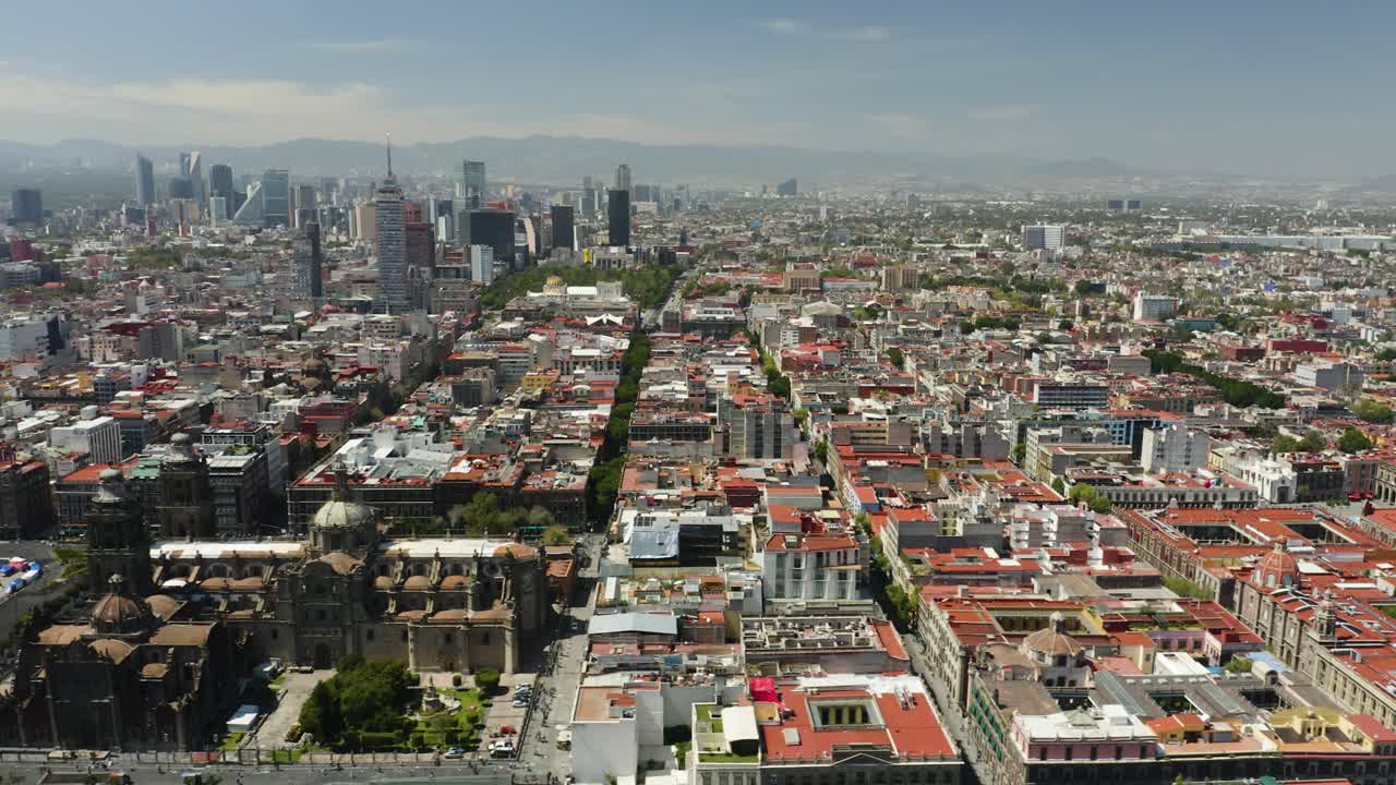 Solda kamyon, Mexico City Zocalo'su, arka planda gökdelenler ile kuşbakışı