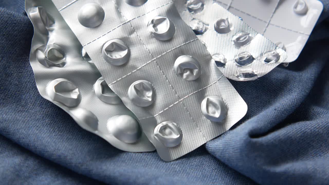 파란색 직물에 사용 된 의약품 포장