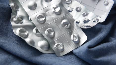 embalaje de medicamentos usados en tela azul