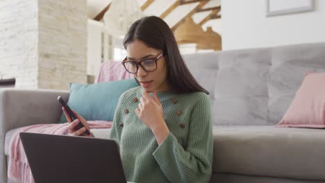 Mujer-Birracial-Usando-Laptop-Y-Sonriendo-En-La-Sala-De-Estar