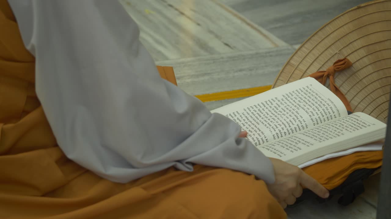 un monje budista chino leyendo literatura china en el templo de mahabodhi bajo el árbol bodhi, bodhgaya, bihar, india