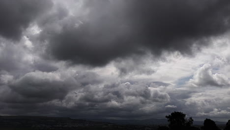 Blitze-Zucken-In-Dunklen,-Bedrohlichen-Gewitterwolken