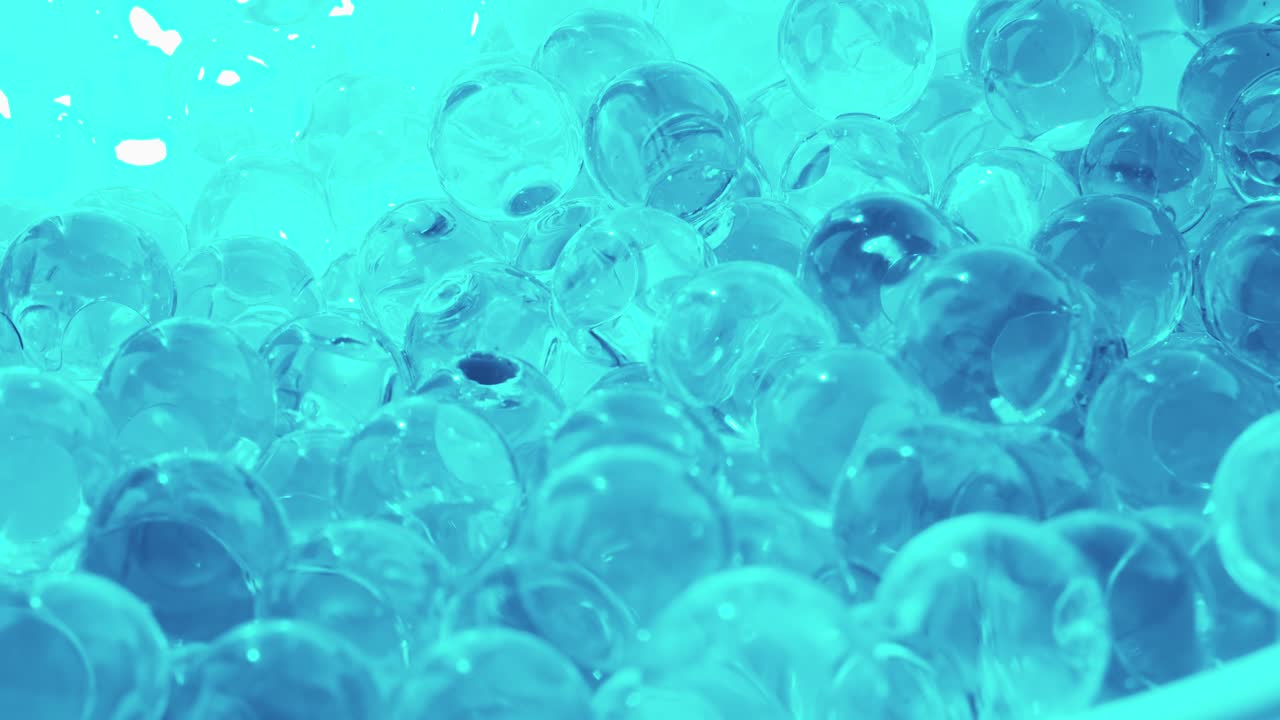 파란색 유리의 유리 공, 부드러운 회전, 하이드로젤 및 구슬, 매크로 비디오