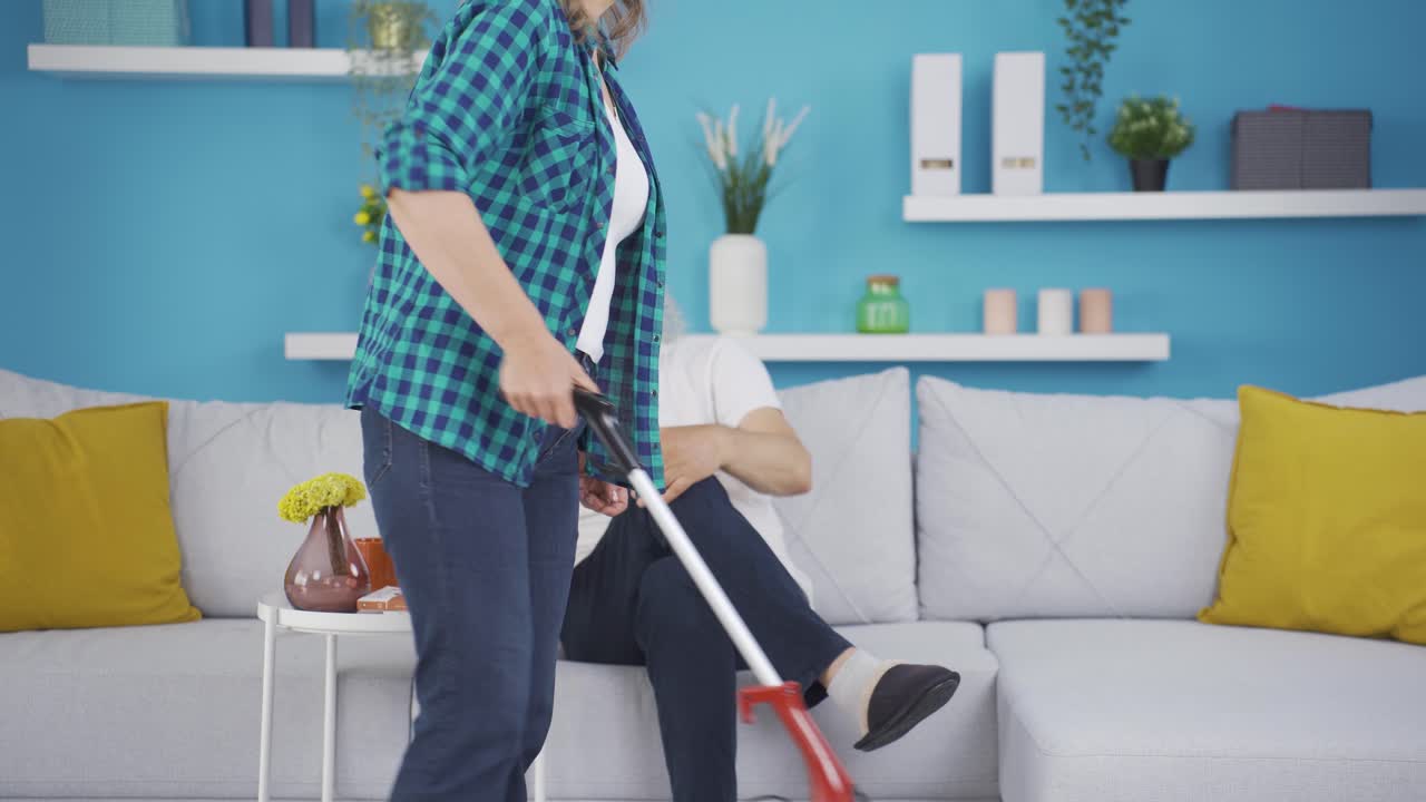 mujer molestando a su marido en casa.