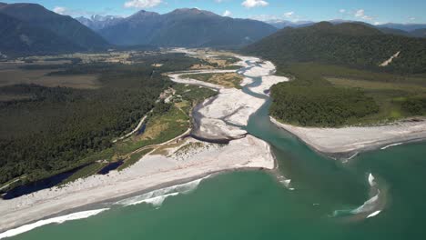 Hervorragende-Luftaufnahme-Des-Mahitahi-Flussdeltas,-Das-In-Den-Pazifischen-Ozean-Mündet