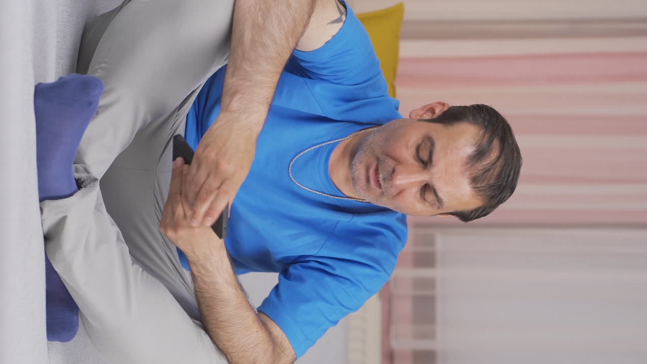 video vertical de un hombre nervioso estresado y pensativo.