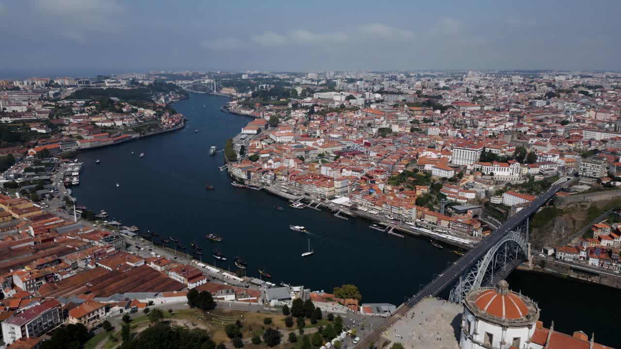 panorama aéreo de la ciudad de Oporto con el río Duero y el emblemático puente Dom Luís I, Portugal